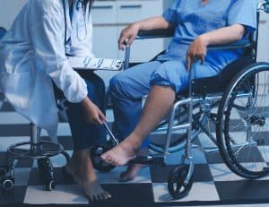 Asiatische junge professionelle erfolgreiche freundliche weibliche Krankenschwester in blauen Krankenhaus Uniform helfen Unterstützung physikalische Therapie ältere alte Rentner ungesunde Verletzung Frau Patient zu Fuß über vier Beine walker.